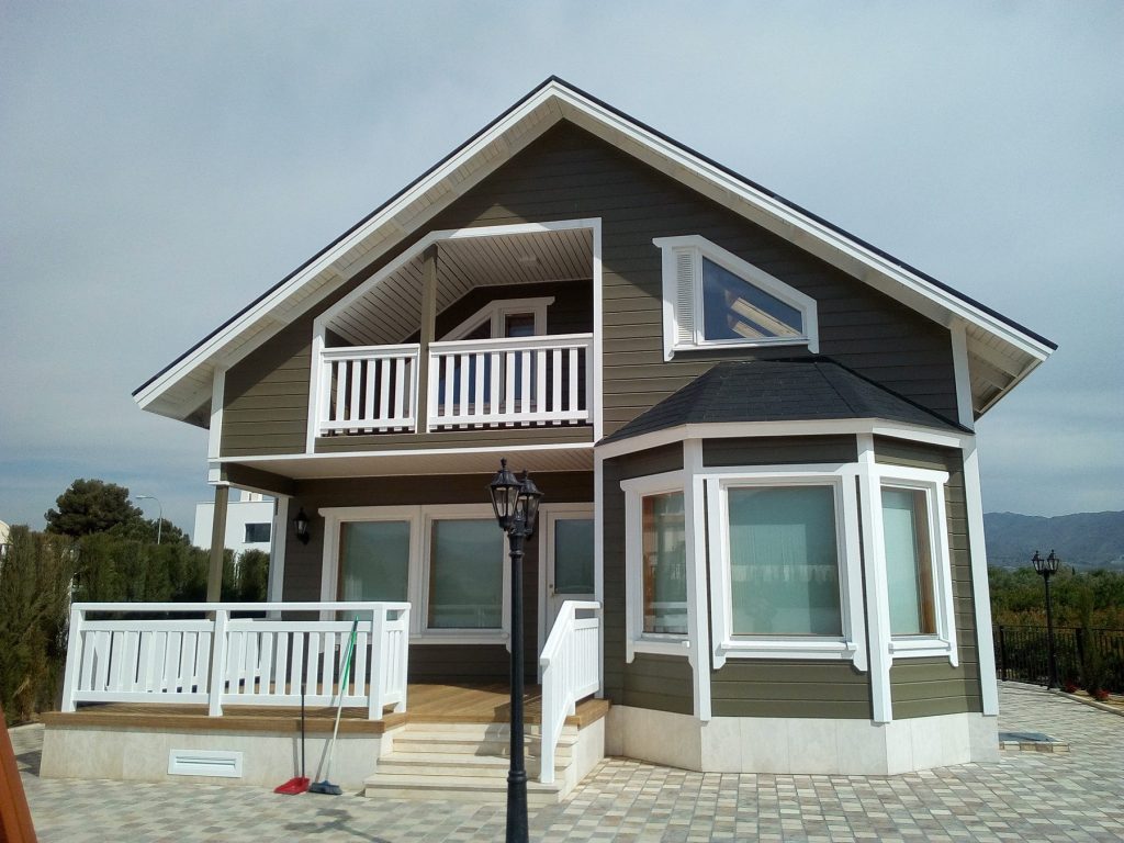 Fachada principal de la casa de madera de pino nórdico en La Molina (Tíjola)