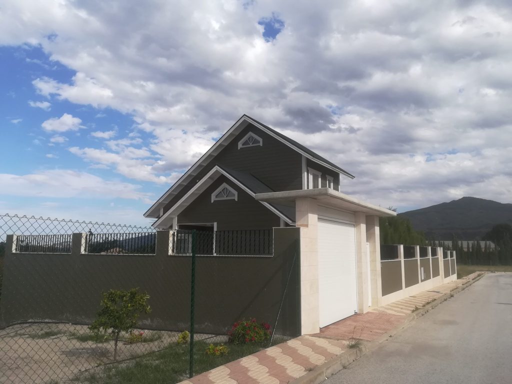 Casa de madera de Tíjola vista desde la calle Antonio Machado