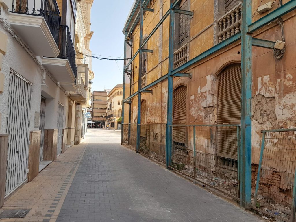 Fachada lateral apuntalada del Casino de Huércal-Overa en agosto de 2025