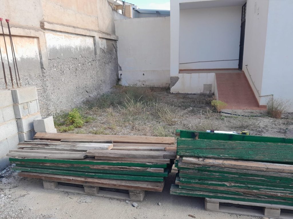 Solar del Centro de Día de La Alfoquía con la cimentación existente antes de la obra