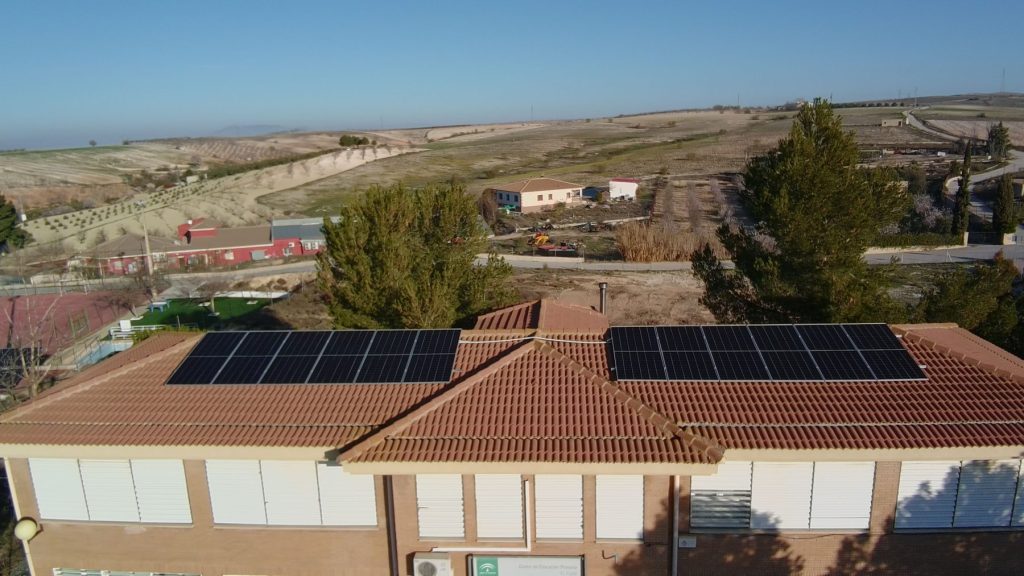 Vista aérea de la instalación fotovoltaica sobre la cubierta del auditorio de Alcóntar