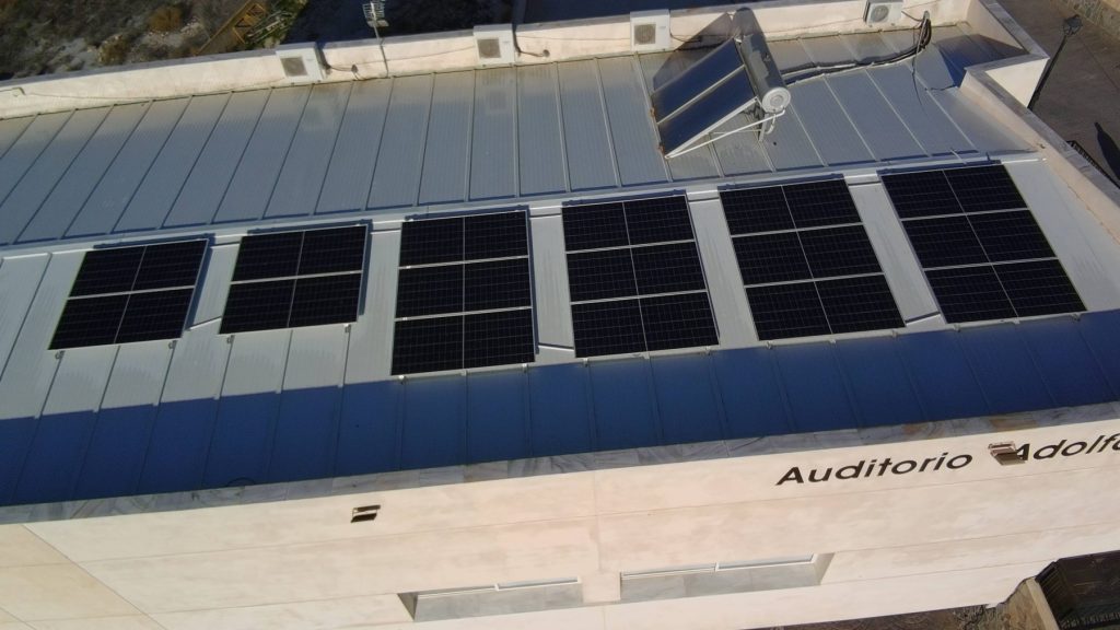 Paneles fotovoltaicos en la cubierta del auditorio de Alcóntar, programa DUS 5000