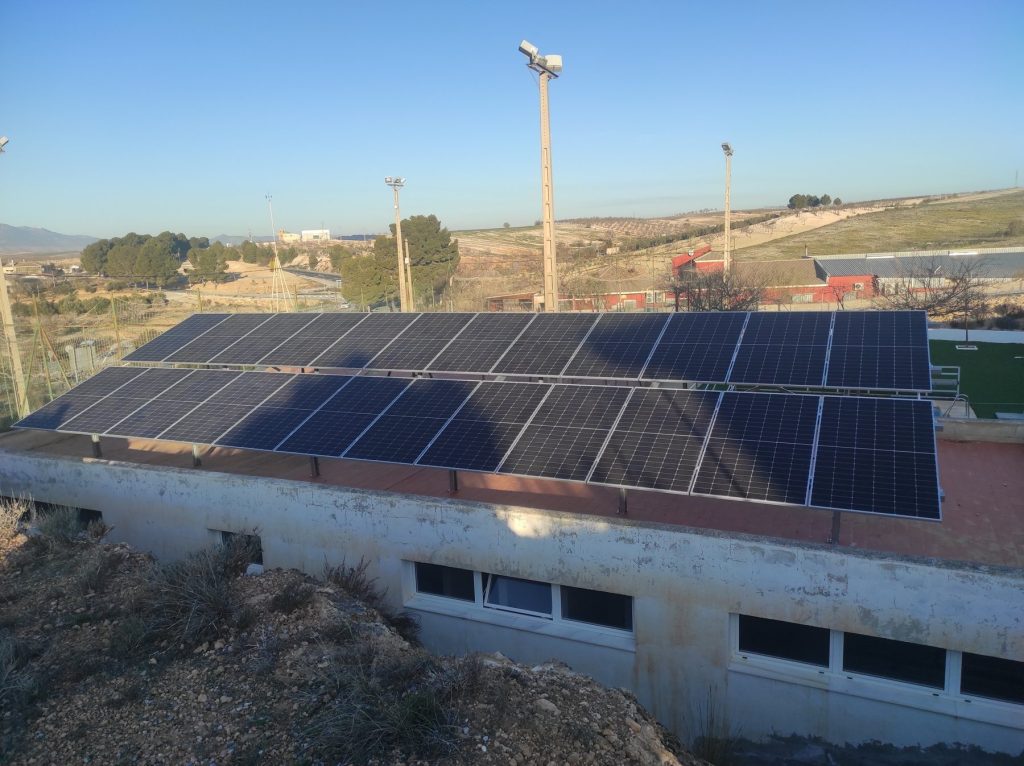 Instalación fotovoltaica sobre cubierta de edificio municipal en Alcóntar
