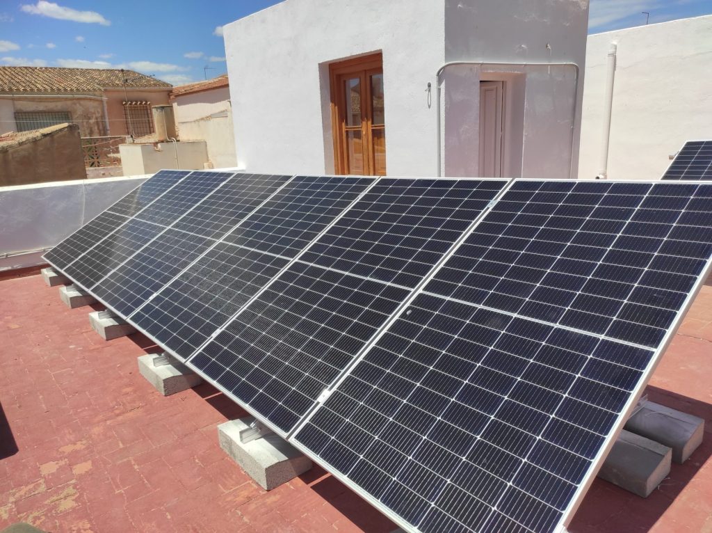 Instalación fotovoltaica en la cubierta del Ayuntamiento de Antas