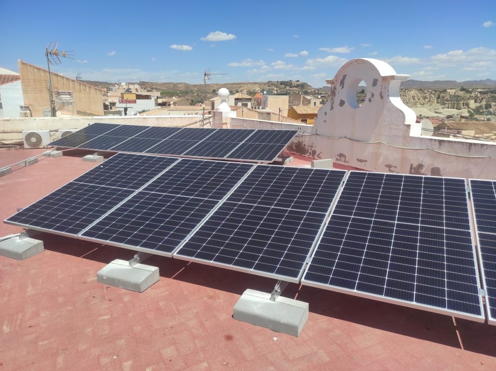 Paneles fotovoltaicos en el edificio de usos múltiples de Antas