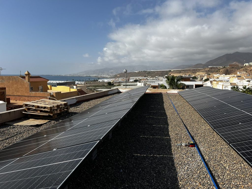 Instalación fotovoltaica de autoconsumo en la cubierta del Ayuntamiento de Balanegra
