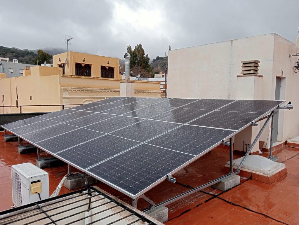 Instalación fotovoltaica de autoconsumo en la cubierta del consultorio de Canjáyar