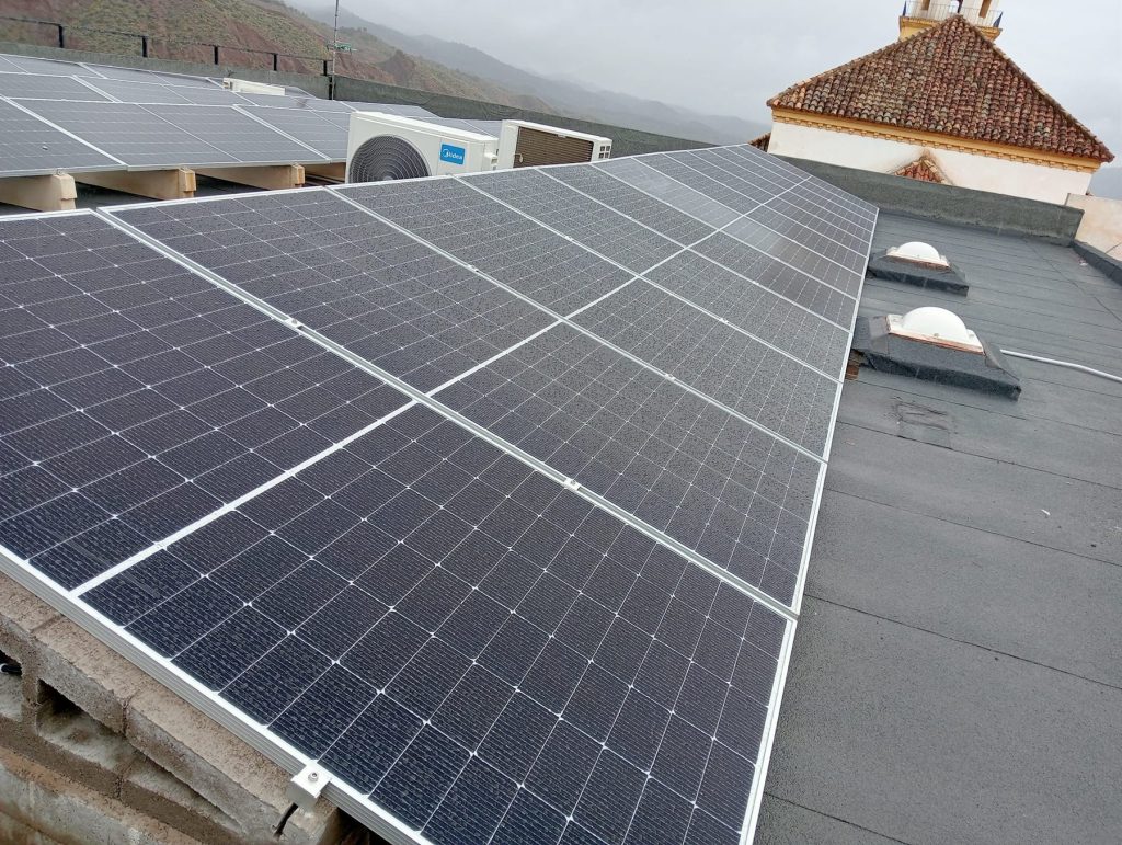 Paneles fotovoltaicos en la cubierta del consultorio de Canjáyar, programa DUS 5000