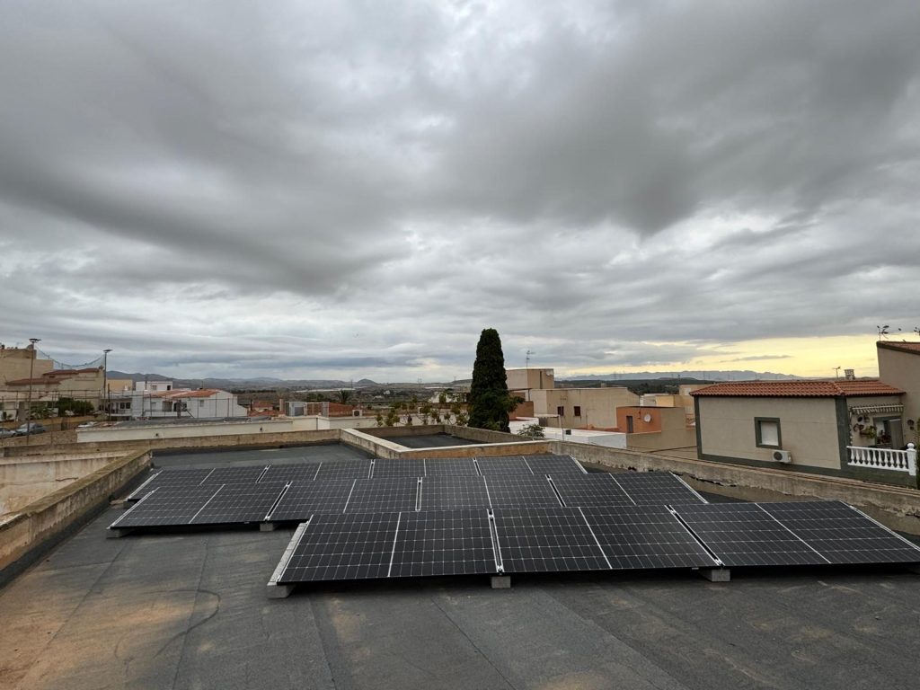 Instalación fotovoltaica sobre la cubierta del antiguo colegio de Turre