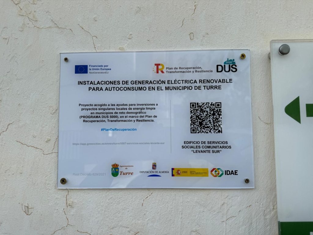 Cartel del programa DUS 5000 en una instalación de generación eléctrica renovable en Turre