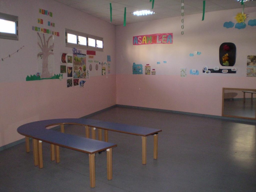Aula con mobiliario infantil en la escuela infantil de Heliópolis