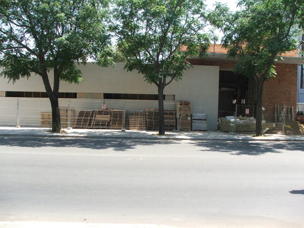 Fachada de ladrillo visto de la escuela infantil de Heliópolis durante la obra