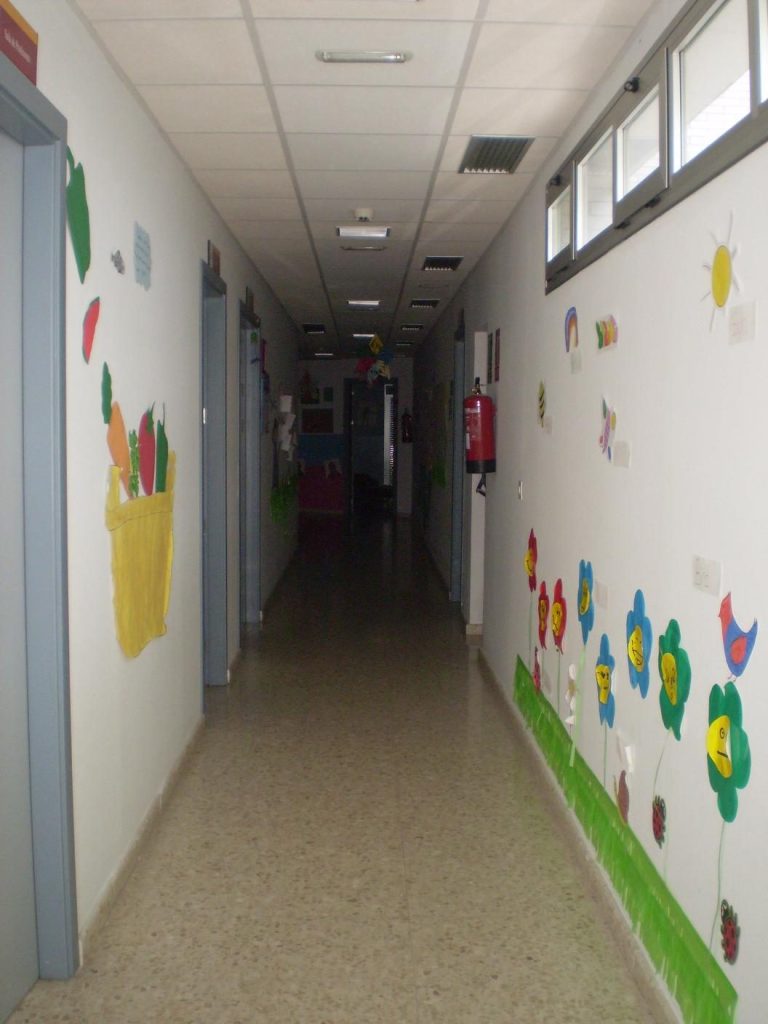 Pasillo de acceso a las aulas de la escuela infantil de Heliópolis