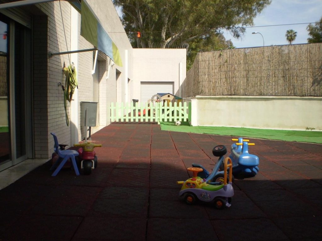 Patio de juegos de la escuela infantil de Heliópolis (Sevilla)