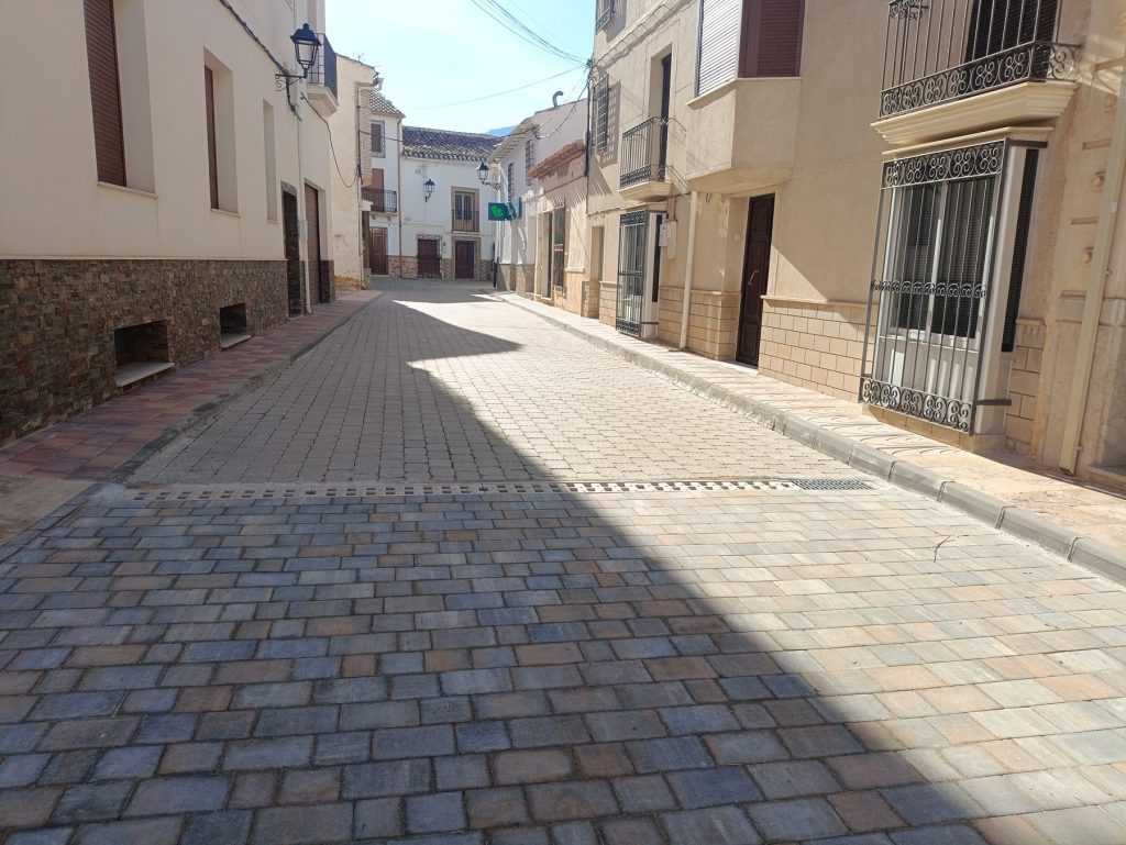Calle con nuevo pavimento accesible en el centro de María