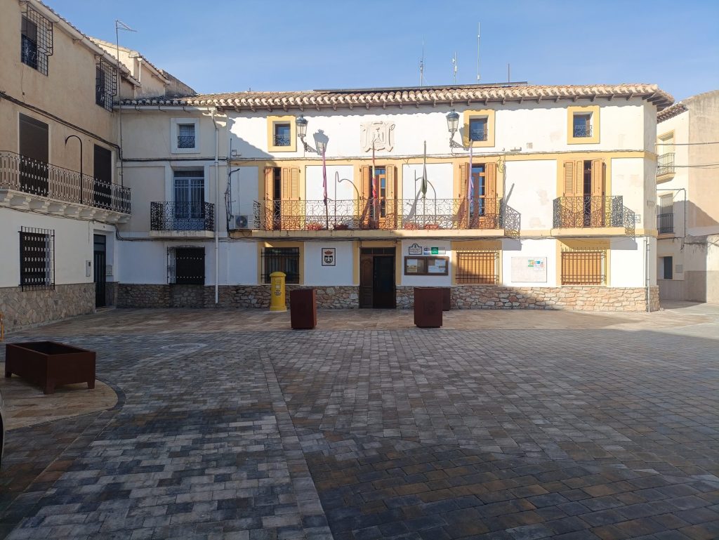 Plaza de la Encarnación de María terminada, frente al Ayuntamiento