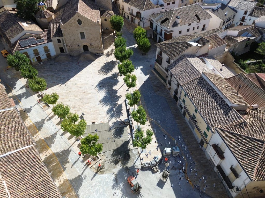 Vista aérea de la plaza peatonalizada de María junto a la iglesia