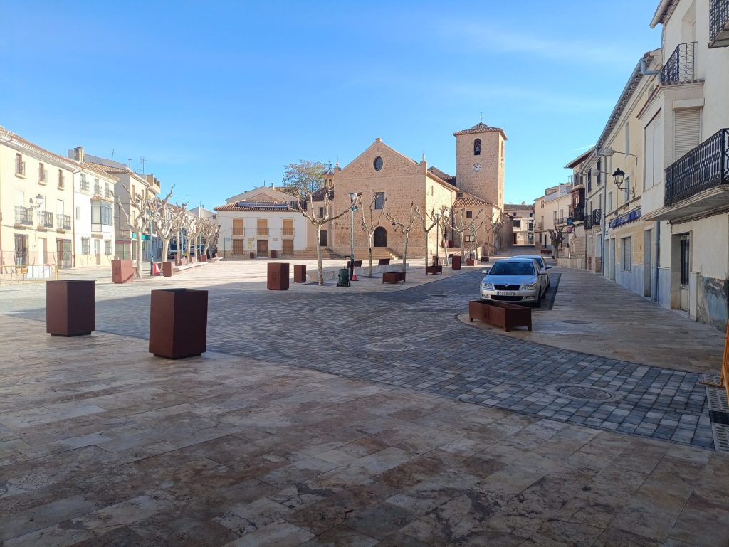 Nuevo pavimento peatonal de la plaza de María con la iglesia al fondo