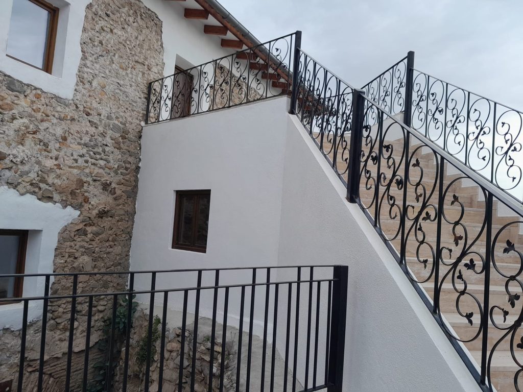 Escalera interior con barandilla de forja en el Molino harinero de Zurgena
