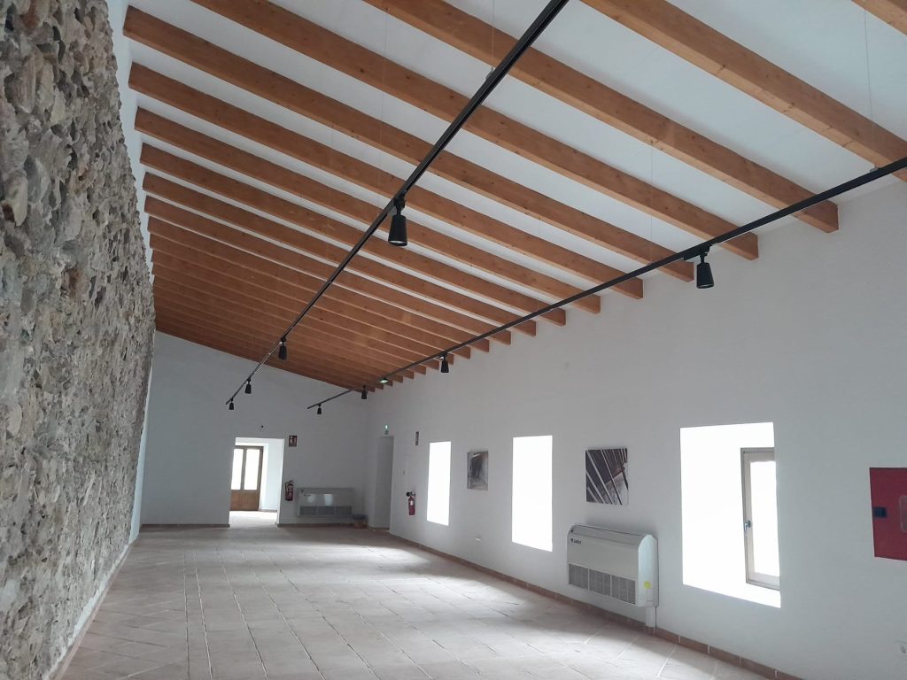Sala de exposiciones del Molino harinero de Zurgena con la nueva cubierta de madera