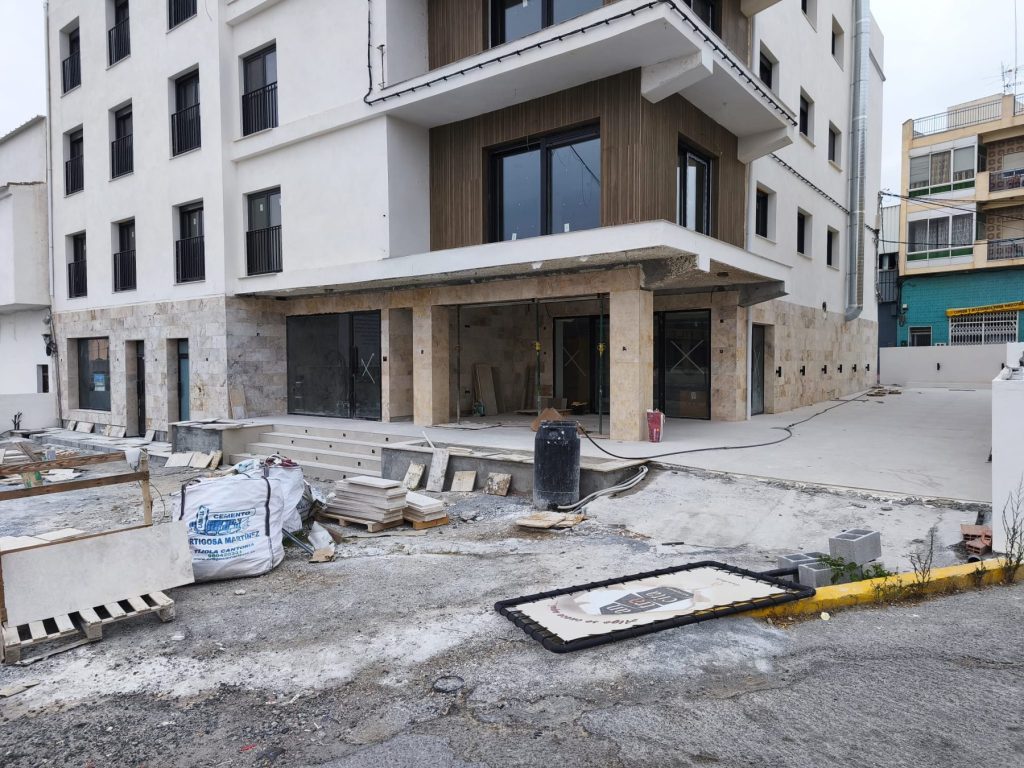 Esquina del edificio de restaurante y apartahotel de Albox en junio de 2026