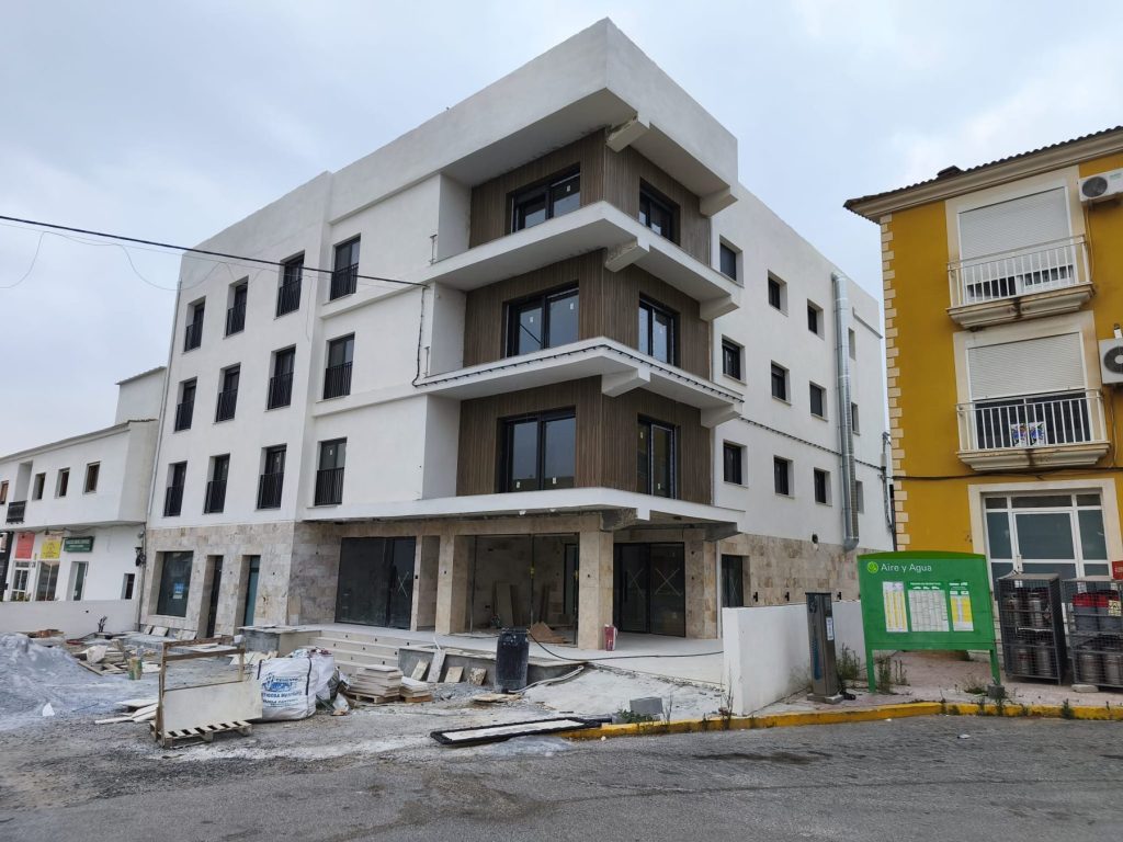 Fachada del edificio de restaurante y apartahotel en la Avenida 28 de Febrero de Albox, fase 1 terminada