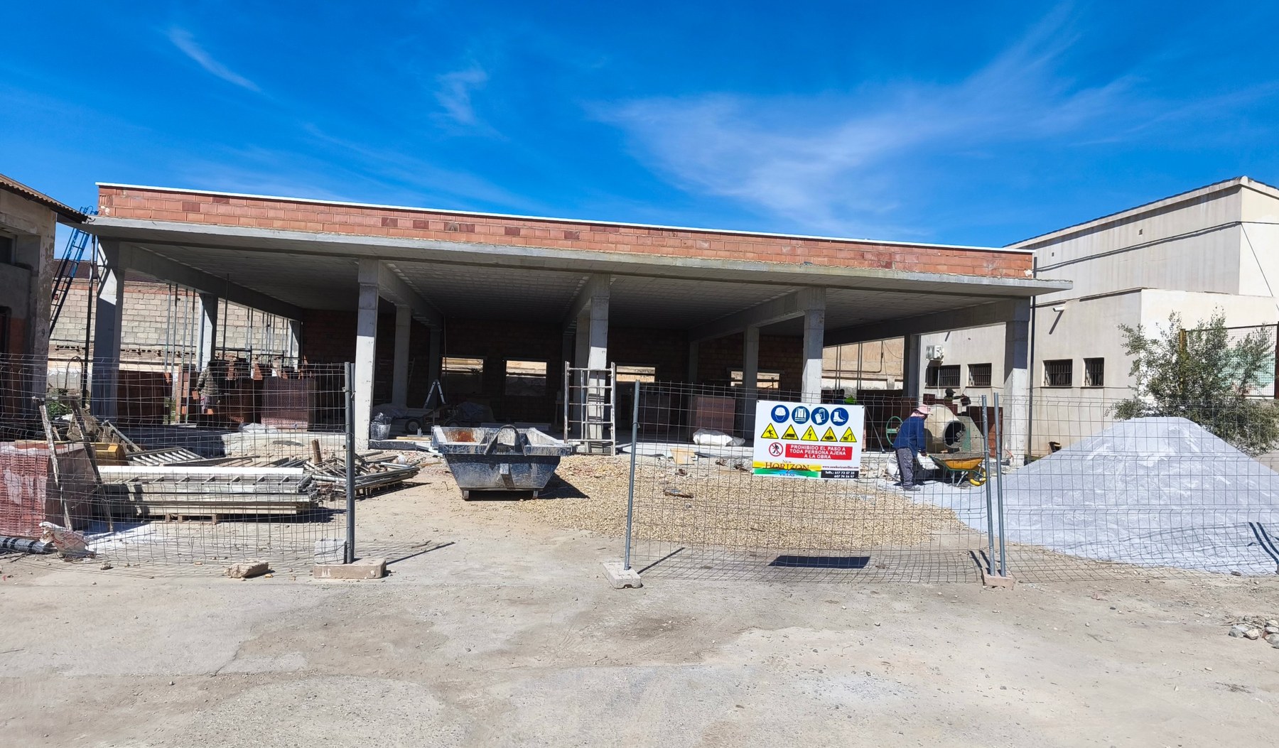 Centro de Día de La Alfoquía (Zurgena) en obra, con la estructura de hormigón terminada
