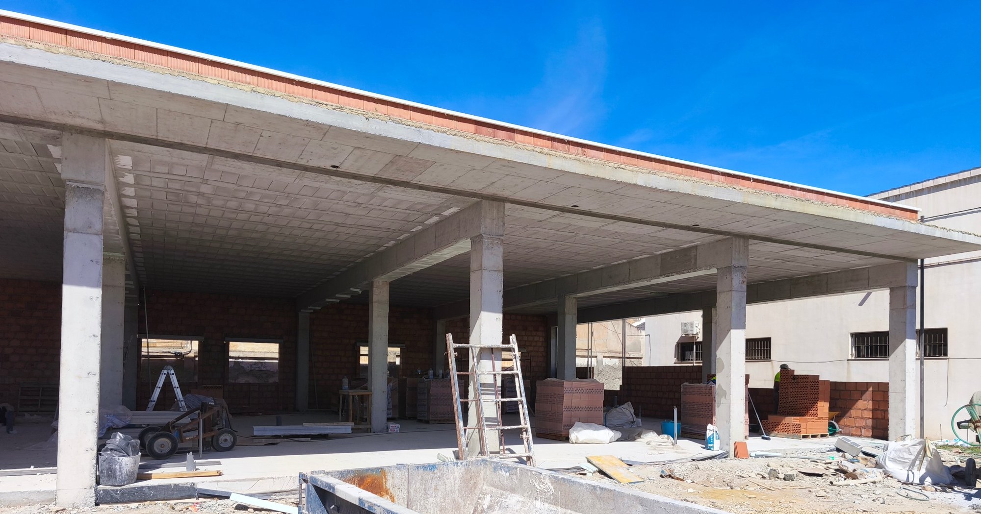 Centro de Día de La Alfoquía (Zurgena) en fase de estructura: pilares y forjados de hormigón con el voladizo de la fachada